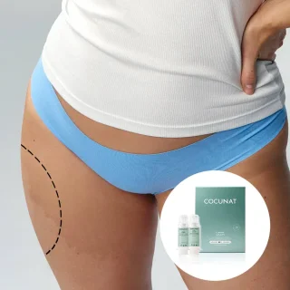 Mujer aplicándose Clinical Sculpt en el muslo