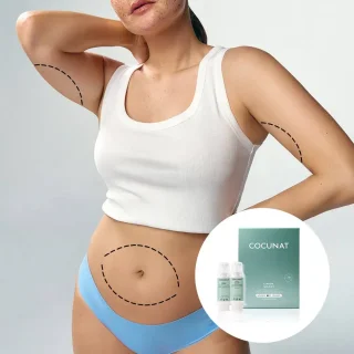 Mujer aplicándose Clinical Sculpt en el abdomen